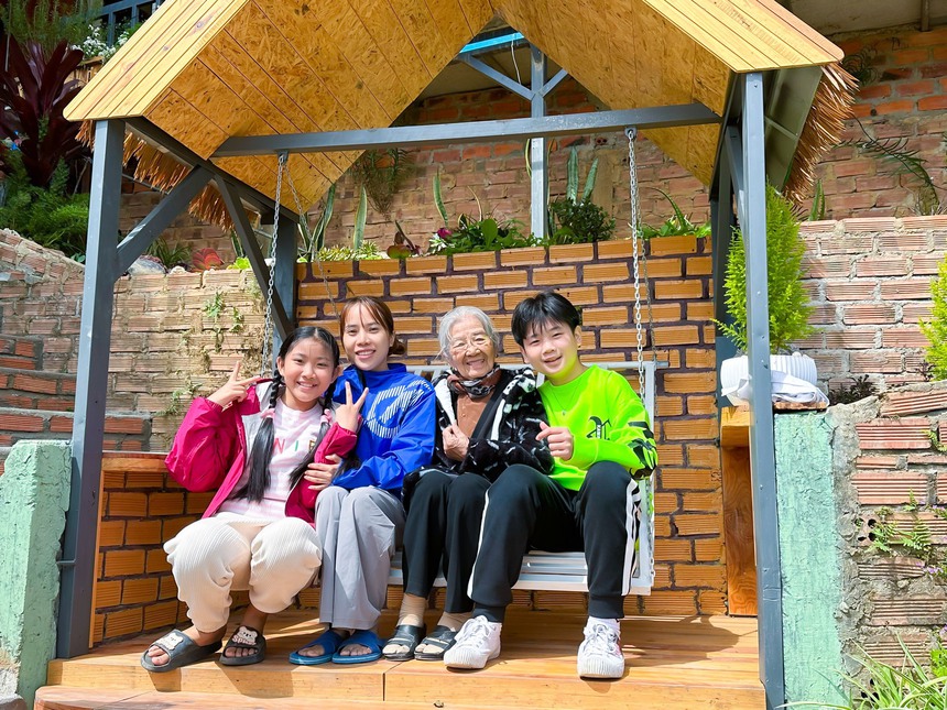 Bảo Long hạnh phúc khi được diễn cùng NSƯT Phi Điểu trong bộ phim đầu tay - Ảnh 3. Bảo Long hạnh phúc khi được diễn cùng NSƯT Phi Điểu trong bộ phim đầu tay - Ảnh 3.