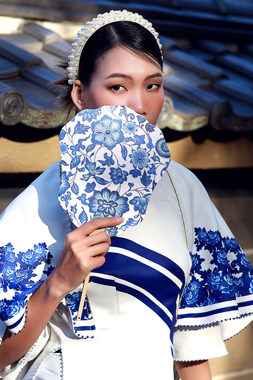 NTK Chế Quyết Tiến mang BST "Trúc Thanh" với hoa lam Bát Tràng sang Nhật - Ảnh 7.