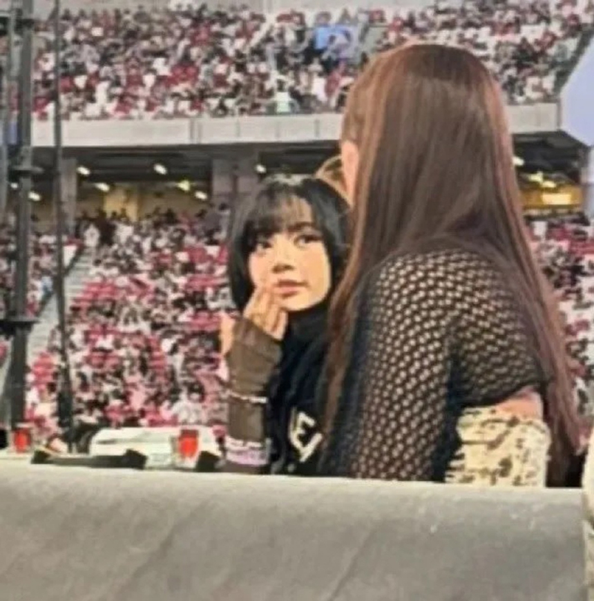 Lisa Blackpink 'gây bão' mạng với trang phục gợi cảm tại màn hòa nhạc của  Taylor Swift - Ảnh 1.