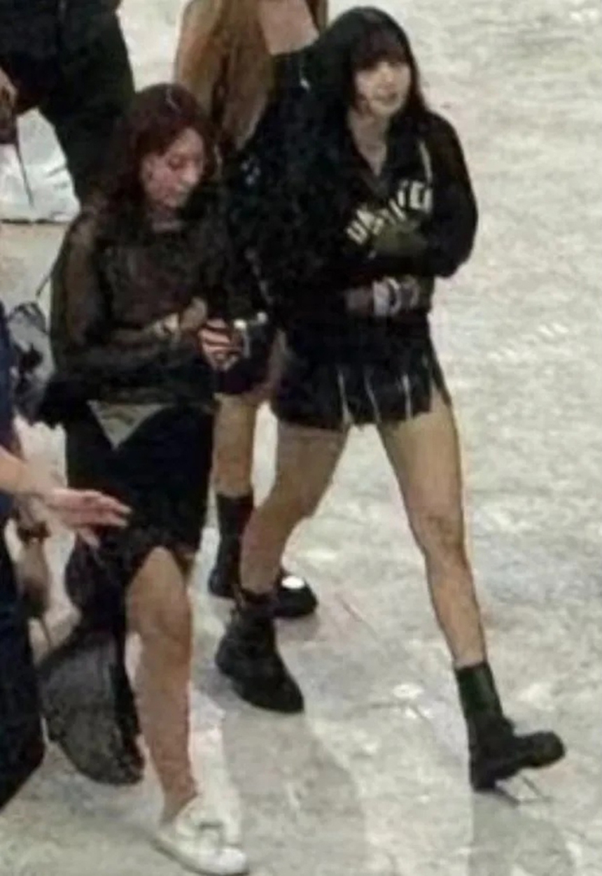 Lisa Blackpink 'gây bão' mạng với trang phục gợi cảm tại màn hòa nhạc của  Taylor Swift - Ảnh 2.