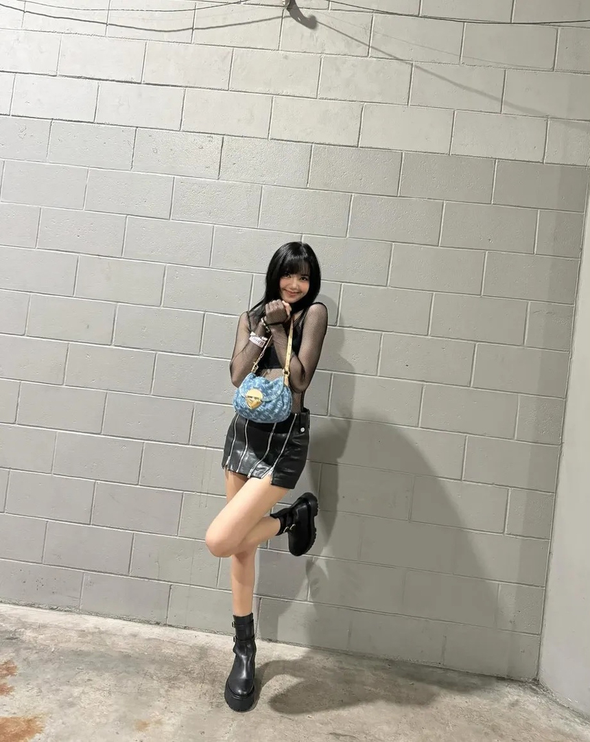 Lisa Blackpink 'gây bão' mạng với trang phục gợi cảm tại màn hòa nhạc của  Taylor Swift - Ảnh 6.