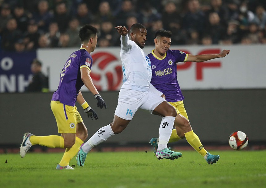 Tin nóng bóng đá Việt 7/3: CLB Nam Định bị phạt, Lee Nguyễn có thể trở về Việt Nam - Ảnh 2. Tin nóng bóng đá Việt 7/3: CLB Nam Định bị phạt, Lee Nguyễn có thể trở về Việt Nam - Ảnh 2.