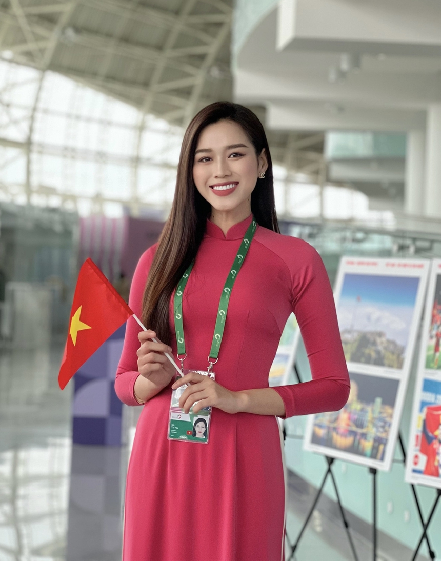 Đỗ Thị Hà diện áo dài tại Liên hoan Thanh niên thế giới 2024 ở Nga - Ảnh 2.