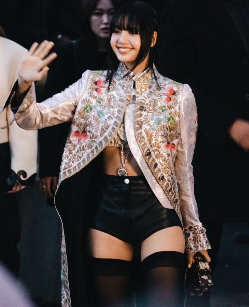 Lisa Blackpink chiếm trọn spotlight với trang phục nội y gợi cảm khi xuất hiện bất ngờ tại Tuần lễ thời trang Paris - Ảnh 1.