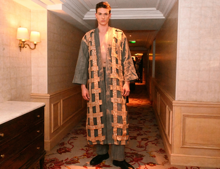 La Phạm tiếp tục mang thổ cẩm tới sàn diễn Paris - Ảnh 4.