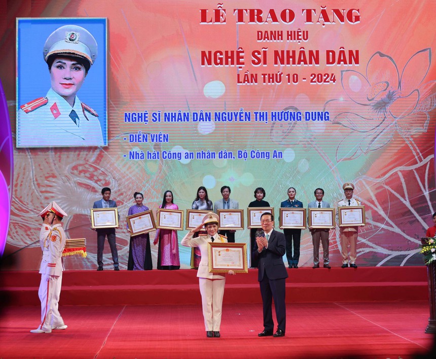 Lễ trao tặng danh hiệu 'Nghệ sĩ nhân dân', 'Nghệ sĩ ưu tú' lần thứ 10 - Ảnh 10.