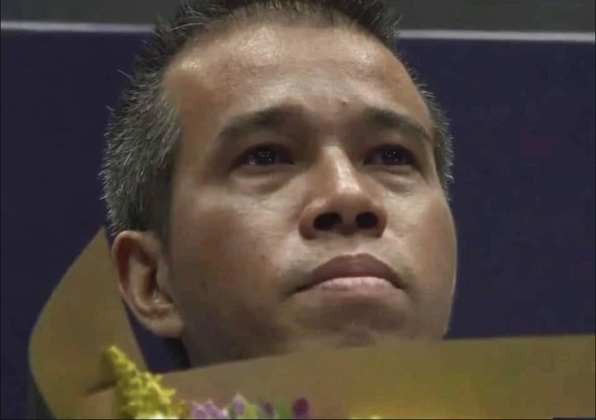 Hình ảnh gây bão mạng: Cơ thủ Việt Nam bật khóc khi nghe Quốc ca sau chức vô địch World Cup, được báo nước ngoài khen ngợi - Ảnh 2.