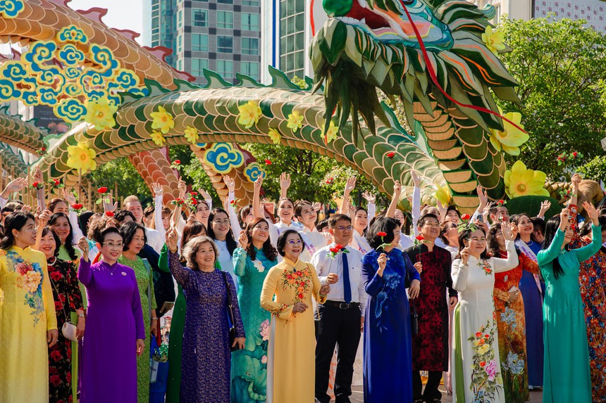 Hoa hậu Nguyễn Thanh Hà cùng 5.000 người đồng diễn áo dài ở phố đi bộ Nguyễn Huệ - Ảnh 4. Hoa hậu Nguyễn Thanh Hà cùng 5.000 người đồng diễn áo dài ở phố đi bộ Nguyễn Huệ - Ảnh 4.