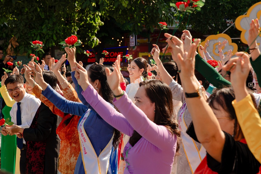 Hoa hậu Nguyễn Thanh Hà cùng 5.000 người đồng diễn áo dài ở phố đi bộ Nguyễn Huệ - Ảnh 6. Hoa hậu Nguyễn Thanh Hà cùng 5.000 người đồng diễn áo dài ở phố đi bộ Nguyễn Huệ - Ảnh 6.