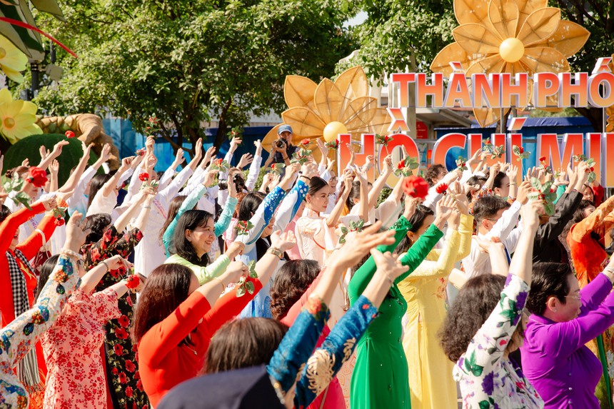 Hoa hậu Nguyễn Thanh Hà cùng 5.000 người đồng diễn áo dài ở phố đi bộ Nguyễn Huệ - Ảnh 8. Hoa hậu Nguyễn Thanh Hà cùng 5.000 người đồng diễn áo dài ở phố đi bộ Nguyễn Huệ - Ảnh 8.