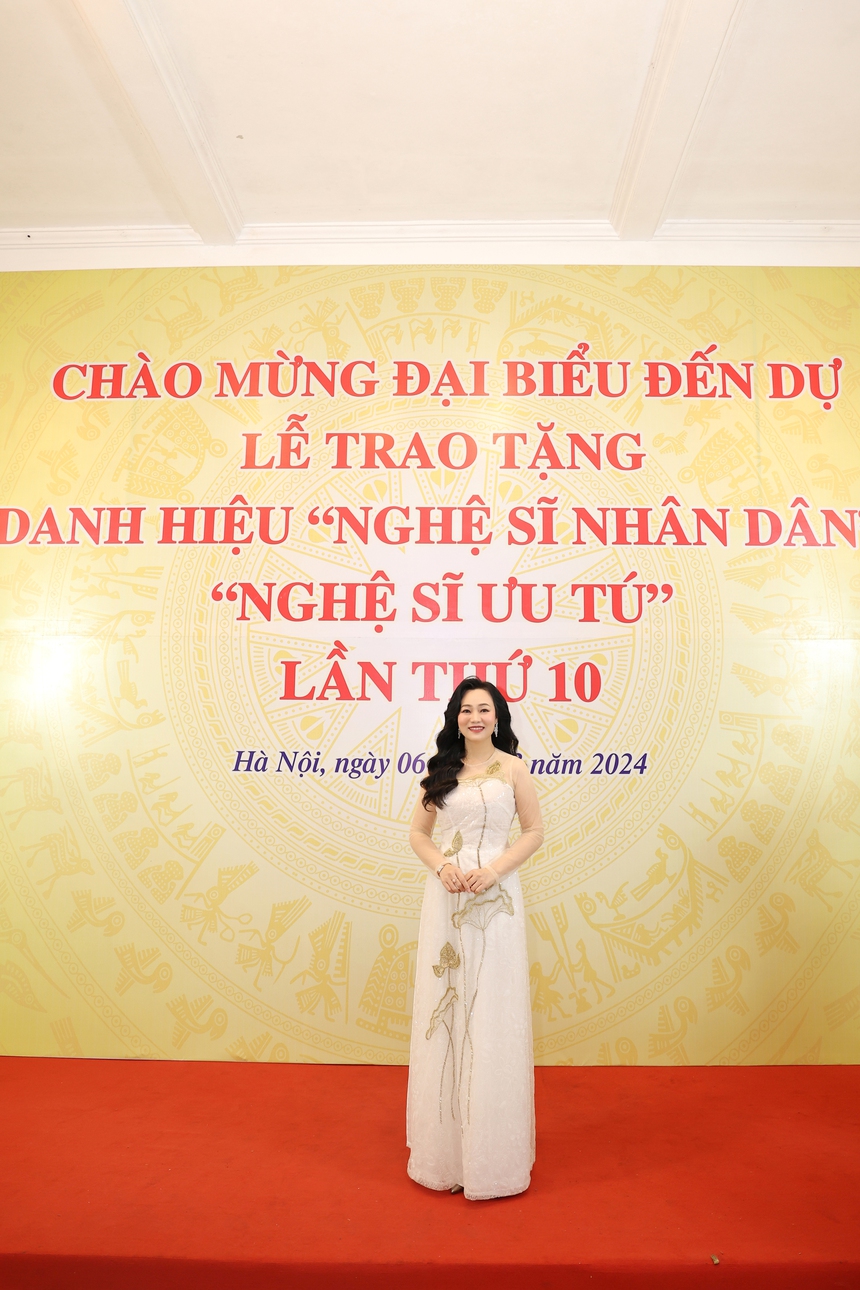 Hoài Anh xúc động nhận danh hiệu NSƯT sau 32 năm theo nghề múa - Ảnh 4.