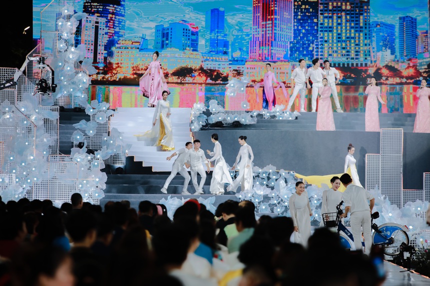 NTK Vũ Thảo Giang mang BST "Viễn đông long hội" khai mạc Lễ hội Áo dài TP. HCM - Ảnh 5.