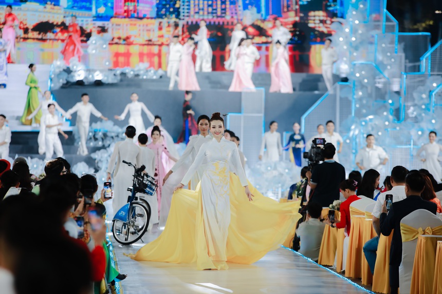 NTK Vũ Thảo Giang mang BST "Viễn đông long hội" khai mạc Lễ hội Áo dài TP. HCM - Ảnh 6.