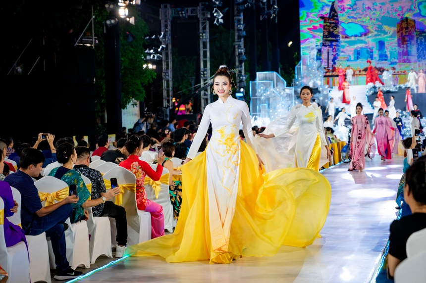 NTK Vũ Thảo Giang mang BST "Viễn đông long hội" khai mạc Lễ hội Áo dài TP. HCM - Ảnh 1.
