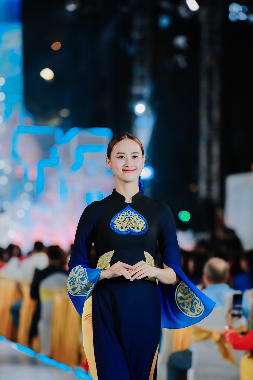 NTK Vũ Thảo Giang mang BST "Viễn đông long hội" khai mạc Lễ hội Áo dài TP. HCM - Ảnh 8.