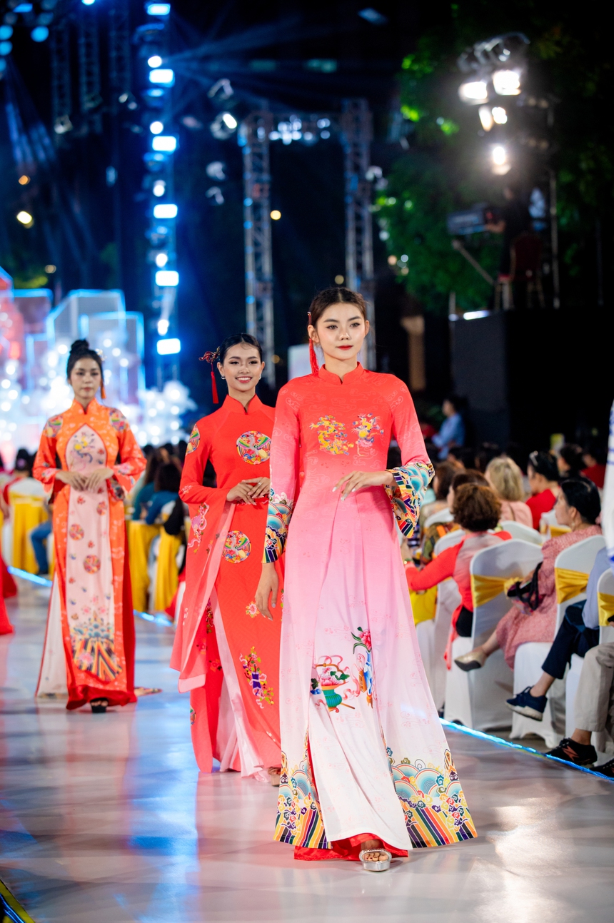 NTK Vũ Thảo Giang mang BST "Viễn đông long hội" khai mạc Lễ hội Áo dài TP. HCM - Ảnh 10.