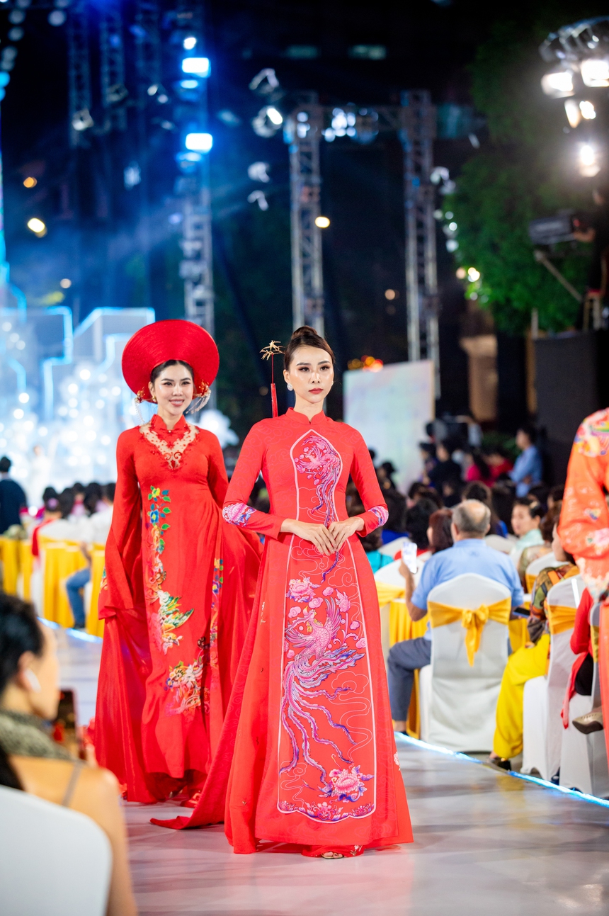 NTK Vũ Thảo Giang mang BST "Viễn đông long hội" khai mạc Lễ hội Áo dài TP. HCM - Ảnh 12.