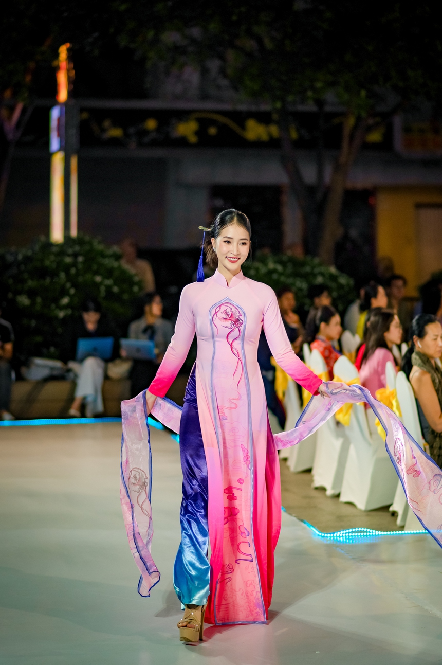 NTK Vũ Thảo Giang mang BST "Viễn đông long hội" khai mạc Lễ hội Áo dài TP. HCM - Ảnh 13.