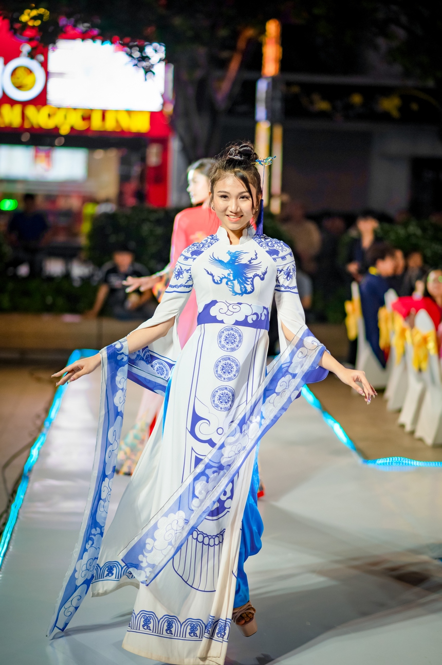 NTK Vũ Thảo Giang mang BST "Viễn đông long hội" khai mạc Lễ hội Áo dài TP. HCM - Ảnh 7.