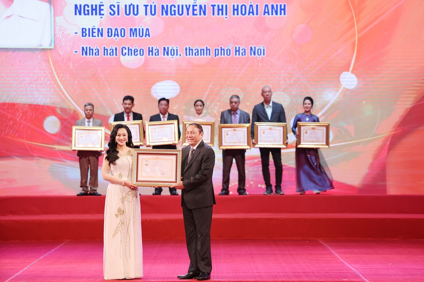 Hoài Anh xúc động nhận danh hiệu NSƯT sau 32 năm theo nghề múa - Ảnh 1.