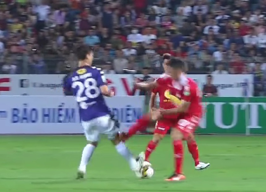 Tuấn Hải nhập viện vì cầu thủ từng bị cấm thi đấu 8 trận vì lỗi tương tự với Duy Mạnh khi khoác áo HAGL - Ảnh 4. Tuấn Hải nhập viện vì cầu thủ từng bị cấm thi đấu 8 trận vì lỗi tương tự với Duy Mạnh khi khoác áo HAGL - Ảnh 4.