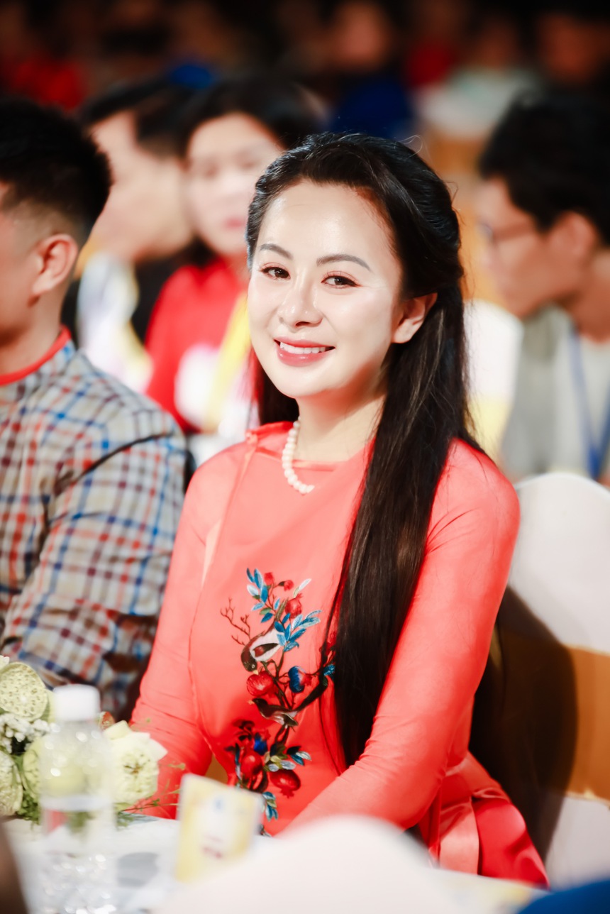 NTK Vũ Thảo Giang mang BST "Viễn đông long hội" khai mạc Lễ hội Áo dài TP. HCM - Ảnh 2.