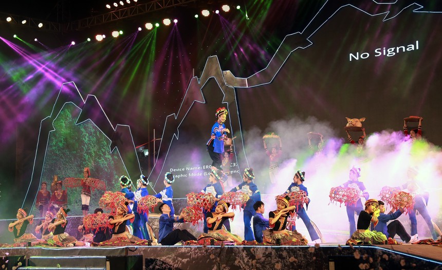 Khai mạc Festival "Cao nguyên trắng Bắc Hà" 2024 "Nghiêng say mùa xuân" - Ảnh 3.
