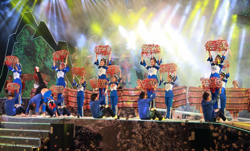 Khai mạc Festival "Cao nguyên trắng Bắc Hà" 2024 "Nghiêng say mùa xuân" - Ảnh 1.