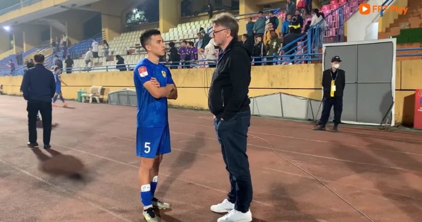 HLV Troussier gặp riêng sao Việt kiều từng hé lộ khả năng thi đấu cho ĐT Việt Nam - Ảnh 2.