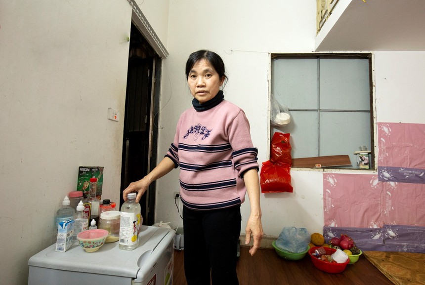 Cuộc sống sau ống kính: Người phụ nữ bán báo bên đường - Ảnh 3.