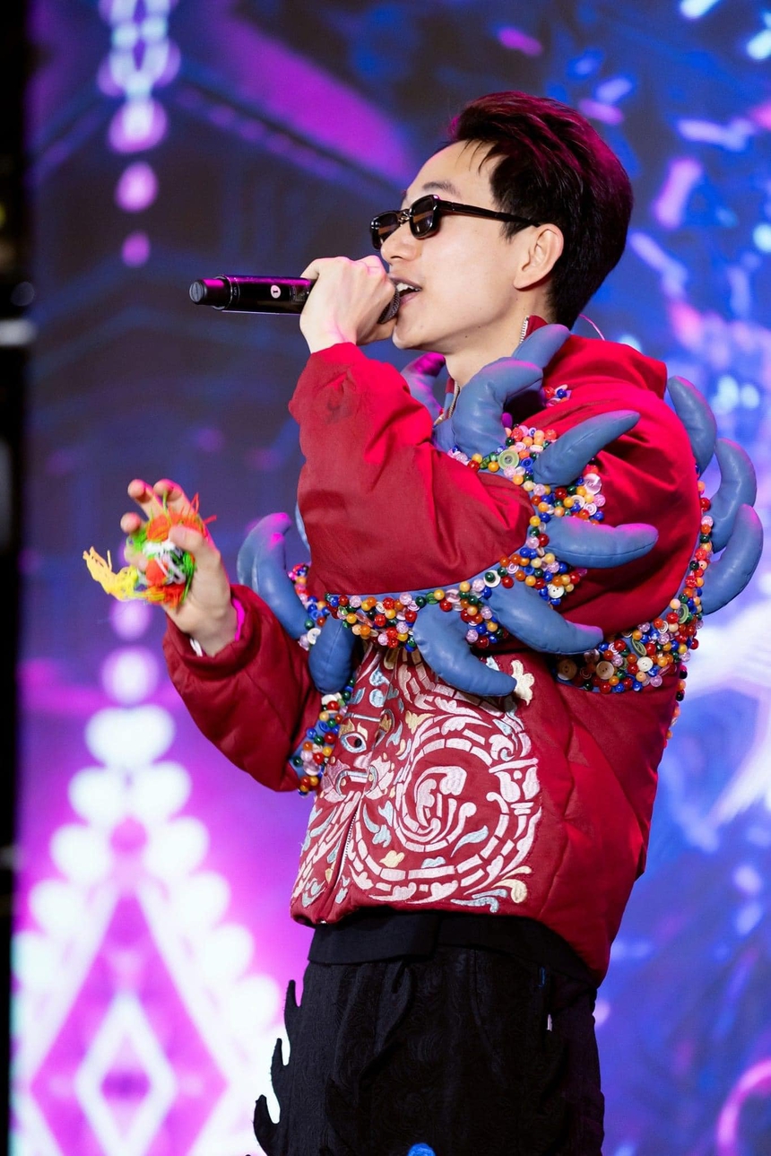 Hơn 80 nghệ sĩ cùng hoà giọng trong MV 'Đánh cắp mặt trời' của Double2T - Ảnh 4.