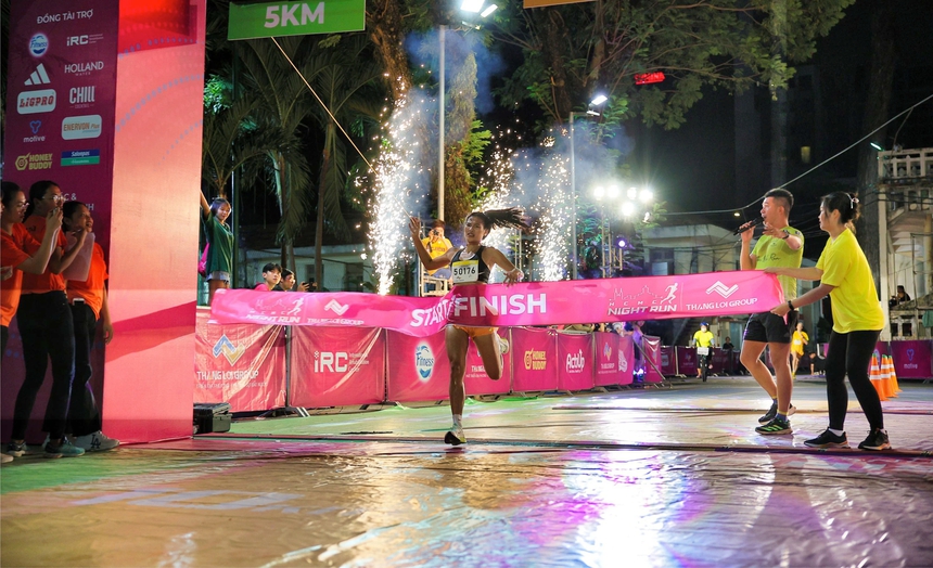Dàn sao hào hứng tranh tài ở giải chạy đêm TP.HCM 2024 - Ảnh 2.