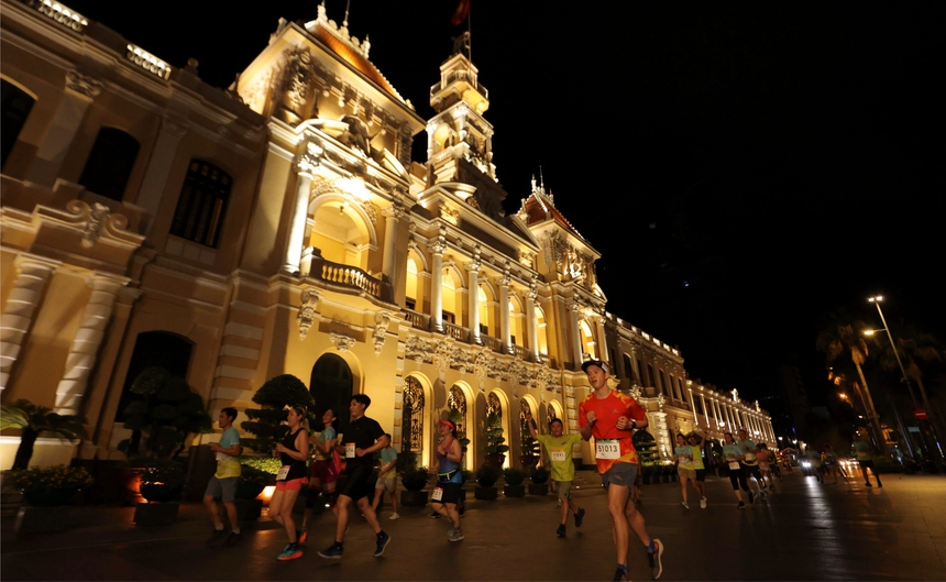 Dàn sao hào hứng tranh tài ở giải chạy đêm TP.HCM 2024 - Ảnh 3.