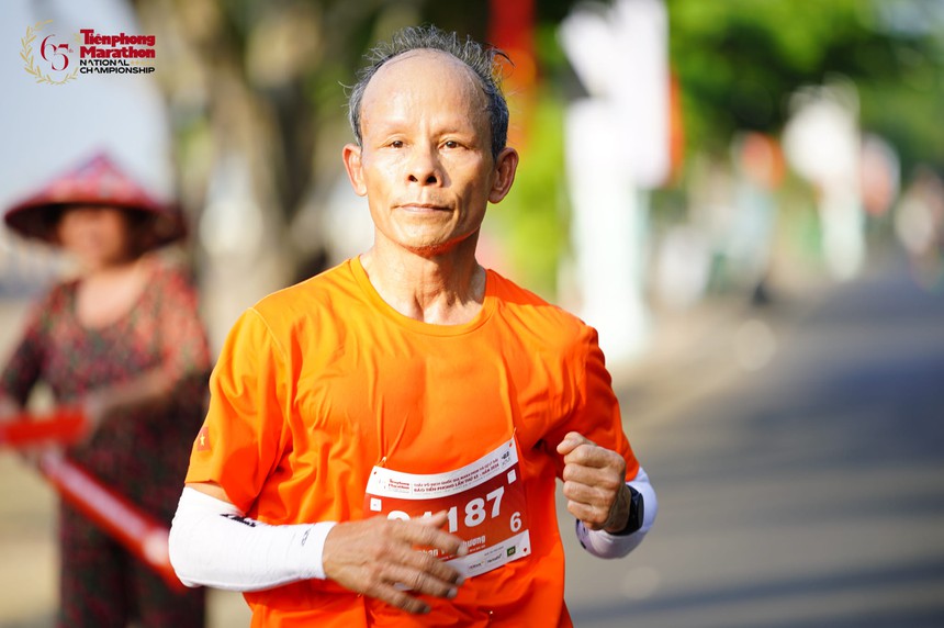 Giảng viên đại học U70 gây sốt khi hoàn thành Tiền Phong Marathon 2024 với thành tích ấn tượng - Ảnh 2. Giảng viên đại học U70 gây sốt khi hoàn thành Tiền Phong Marathon 2024 với thành tích ấn tượng - Ảnh 2.