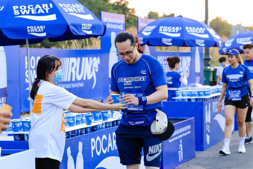 Pocari Sweat tiếp sức cùng hơn 10.000 VĐV tại giải chạy Tay Ho Half Marathon - Ảnh 2.
