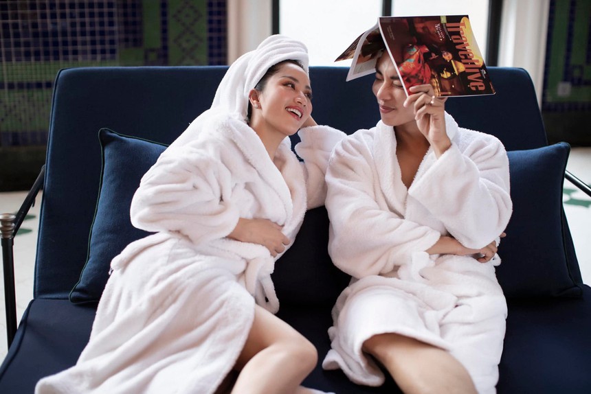 Phan Hiển khoe loạt ảnh đầy gợi cảm bên bà xã, 'chuẩn' ông chồng chiều vợ - Ảnh 1. Phan Hiển khoe loạt ảnh đầy gợi cảm bên bà xã, 'chuẩn' ông chồng chiều vợ - Ảnh 1.