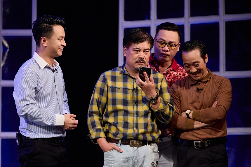 Xem 'Người lạ hoàn hảo': 'Tiệc trăng máu' phiên bản kịch có gì lạ? - Ảnh 1.