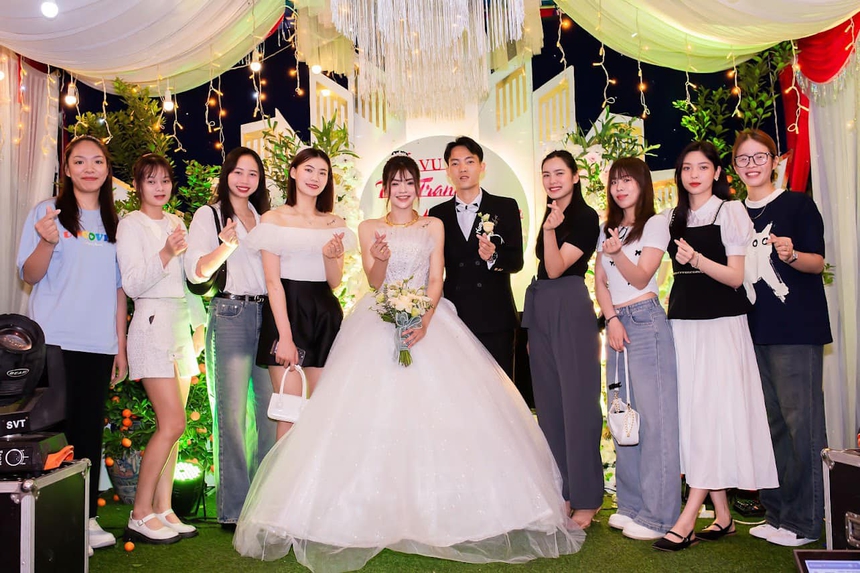Phụ công bóng chuyền nữ Việt Nam làm đám cưới ngay sau giai đoạn 1 giải VĐQG 2024, cuộc sống sang trang ở tuổi 23 - Ảnh 7.