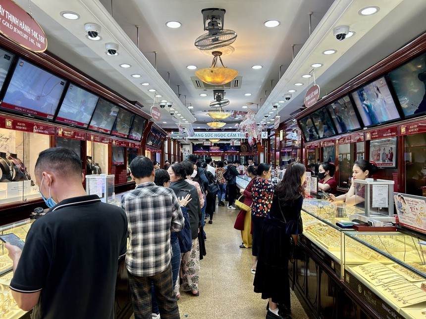 Giá vàng tiếp tục tăng, sức mua chưa 'hạ nhiệt' - Ảnh 1.