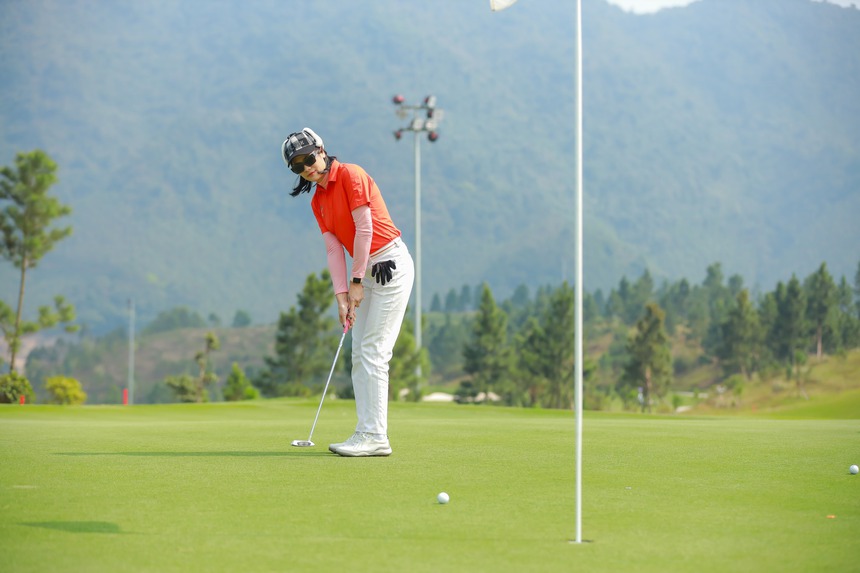 Tượng đài bóng chuyền nữ Việt Nam mê chơi golf như hoa khôi Kim Huệ, sống hạnh phúc bên HLV bóng rổ - Ảnh 11.