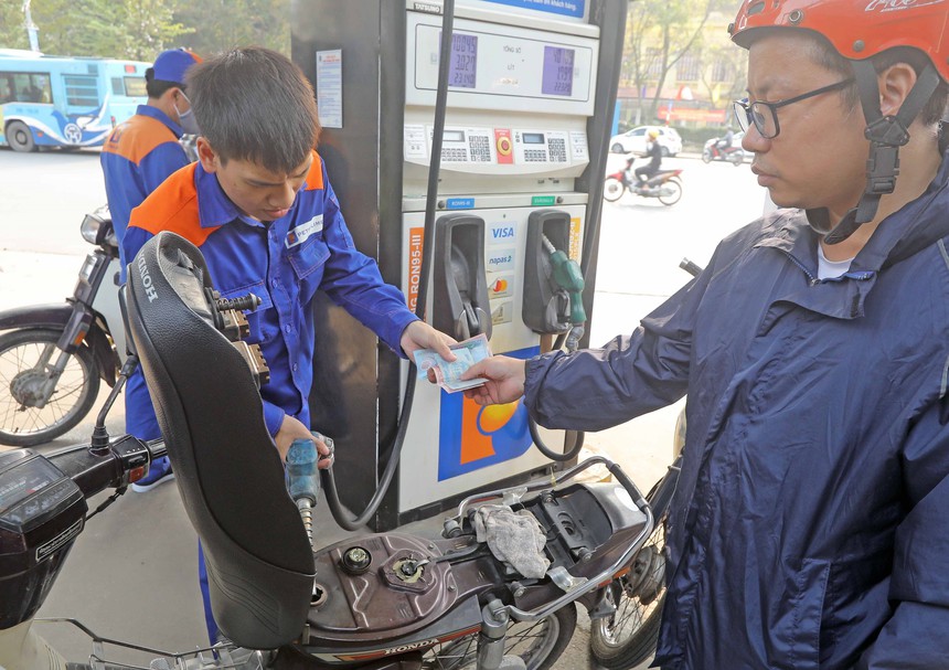 Ngược với xăng, giá dầu tăng hơn 600 đồng/lít - Ảnh 1.