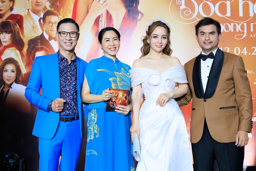 Đàm Vĩnh Hưng và dàn sao Việt hội ngộ thảm đỏ phim "Đóa hoa mong manh" - Ảnh 2.