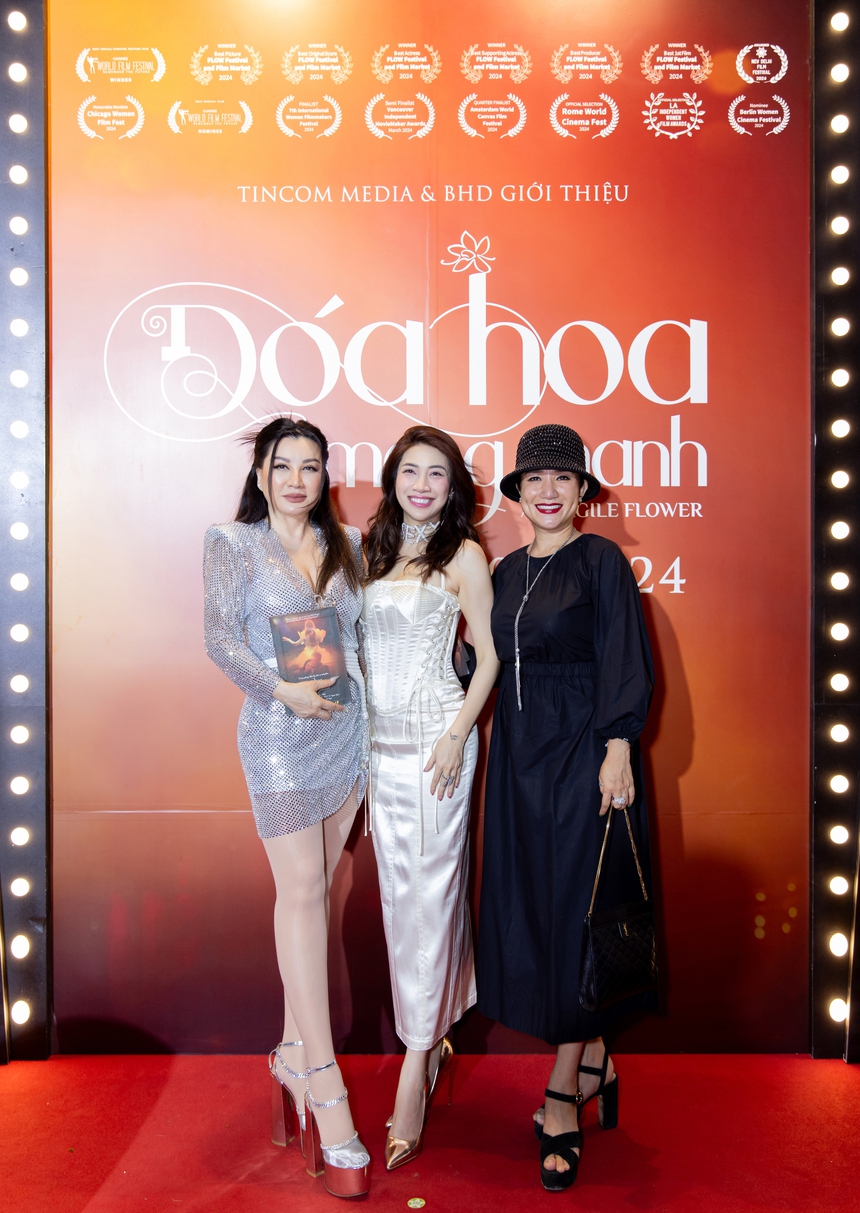 Đàm Vĩnh Hưng và dàn sao Việt hội ngộ thảm đỏ phim "Đóa hoa mong manh" - Ảnh 5.