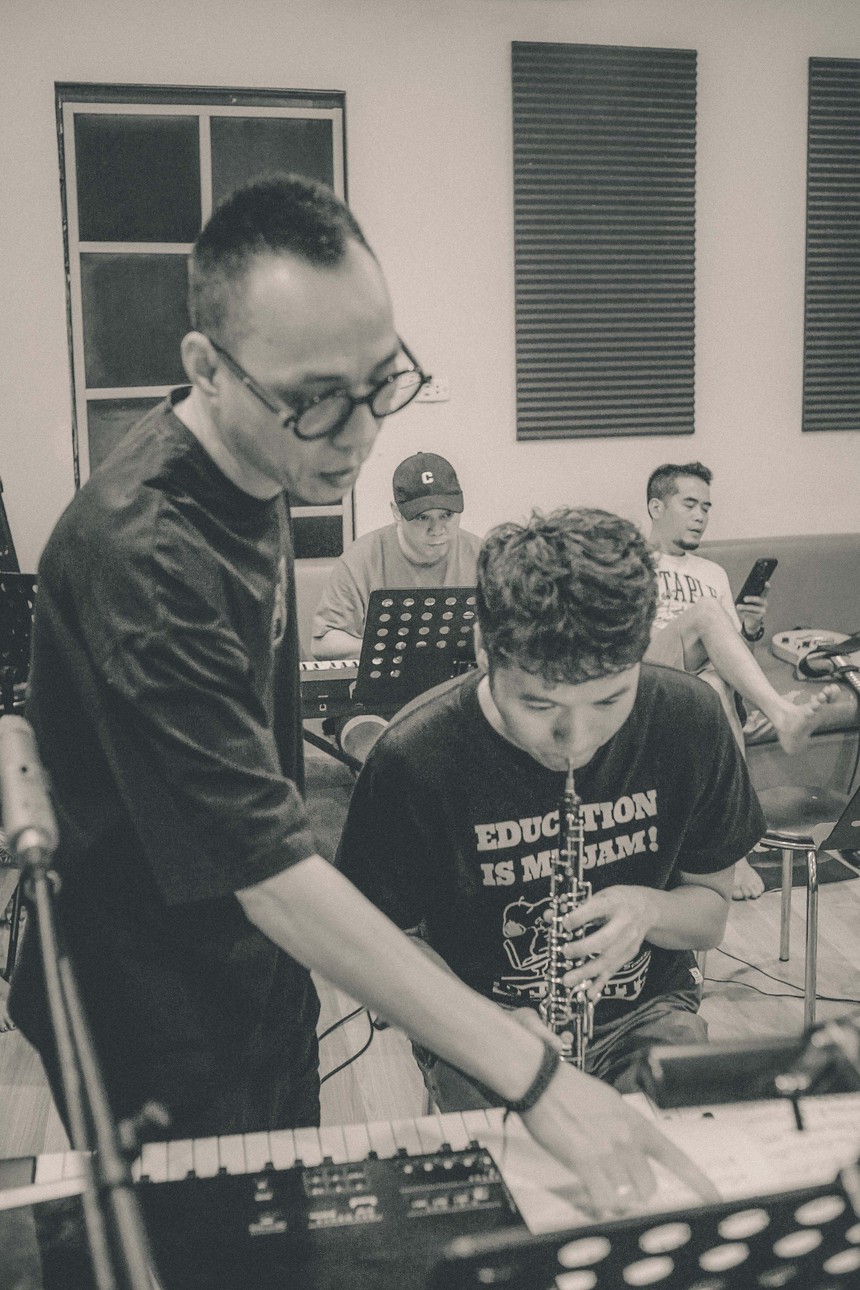 Nguyễn Đình Tuấn Dũng tái hiện không gian âm nhạc những năm 80, 90 với album "Chợt như năm 18" - Ảnh 4.