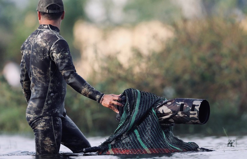 Cuộc sống sau ống kính: Bì bõm với đàn cò đen - Ảnh 5.