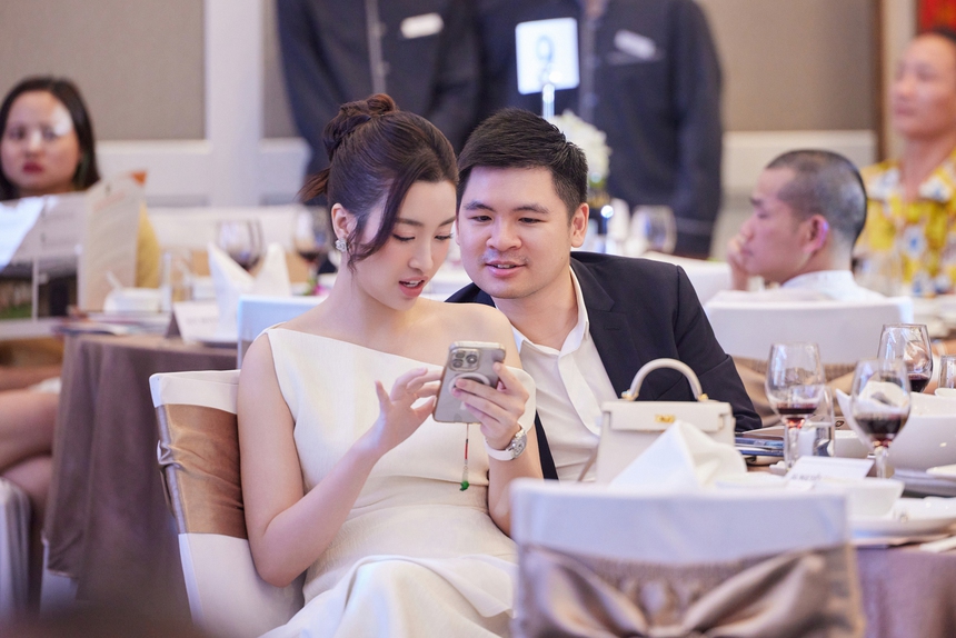 Hoa hậu Ngọc Hân dẫn dắt màn đấu giá tranh ở Gala "Nhân ái" - Ảnh 2.