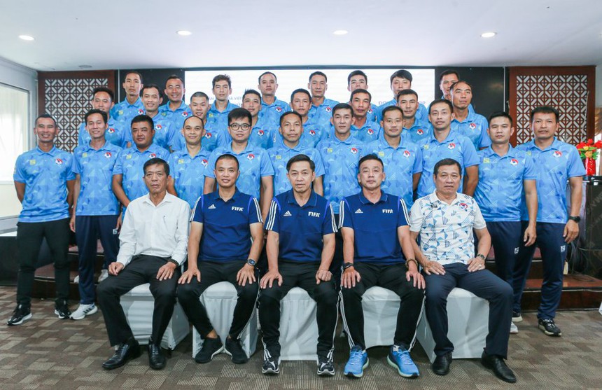 "Vua áo đen" chinh phục nắng nóng  - Ảnh 2.