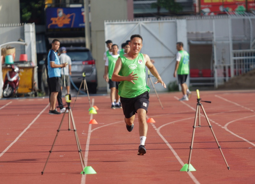 "Vua áo đen" chinh phục nắng nóng  - Ảnh 1.