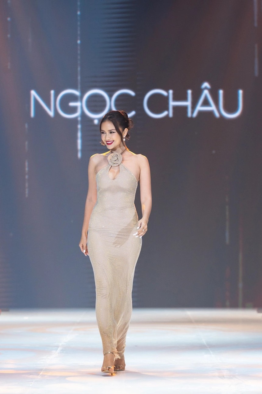 Đám cưới Minh Tú: Dàn hậu catwalk, Hòa Minzy thành 'cơ trưởng', Thùy Tiên thành công bắt hoa cưới - Ảnh 6.