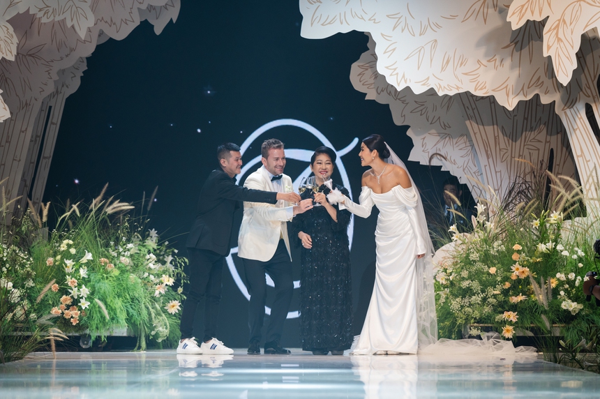 Trang phục cưới đặc biệt NTK Chung Thanh Phong dành cho siêu mẫu Minh Tú - Ảnh 12.